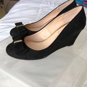 Black close toe suede wedges with bow